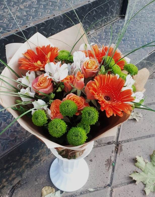 Букет цветов из: Герберы, Хризантемы, Альстромерии и Розы в Медведь