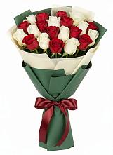 Букет Микс из красных и белых роз в Медведь