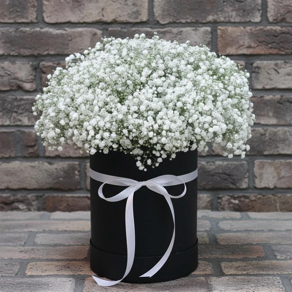 Цветочная композиция из Гипсофила в шляпной коробке в Медведь