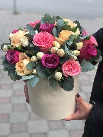 Цветочная композиция из Розы в шляпной коробке в Медведь