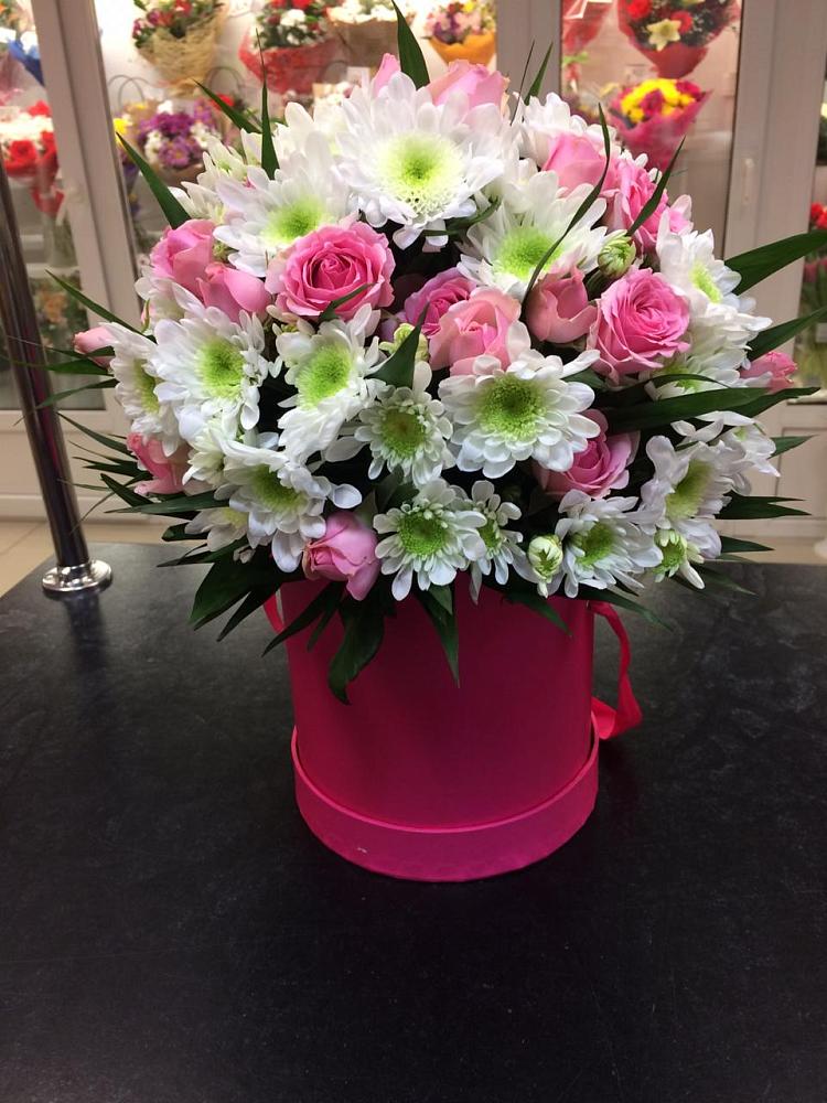 Цветочная композиция из Розы и Хризантемы в шляпной коробке в Медведь