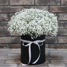 Цветочная композиция из Гипсофила в шляпной коробке в Медведь