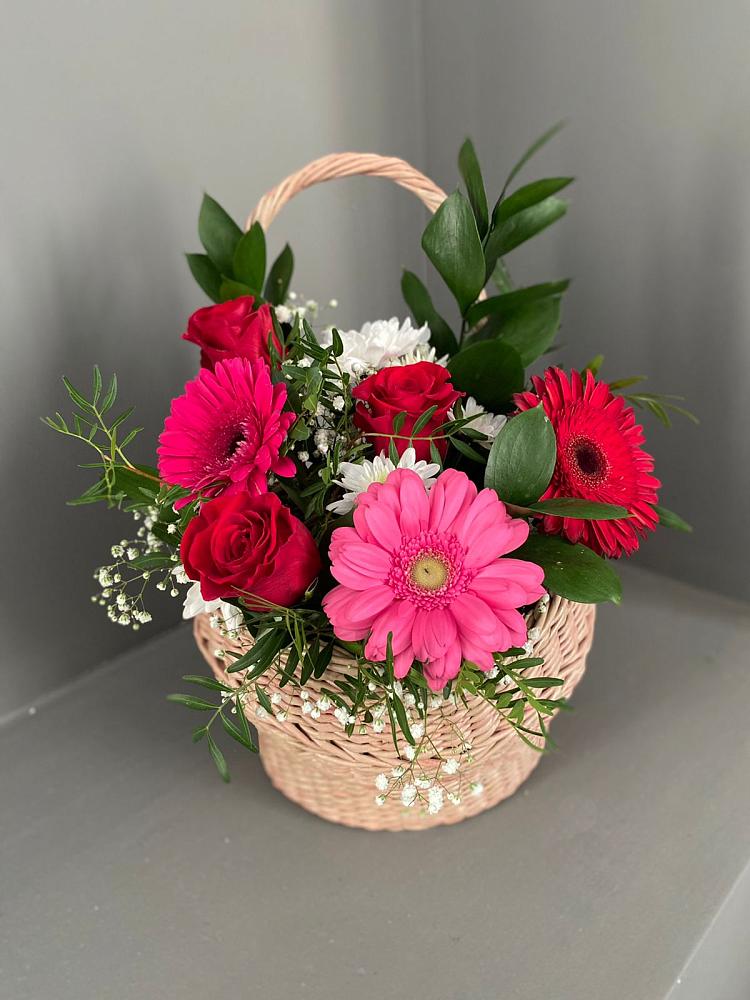 Цветочная композиция из Розы, Хризантемы и Герберы в корзине в Медведь