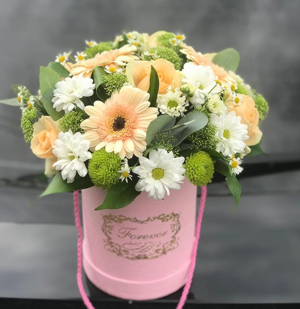 Цветочная композиция из Розы, Герберы и Хризантемы в шляпной коробке в Медведь