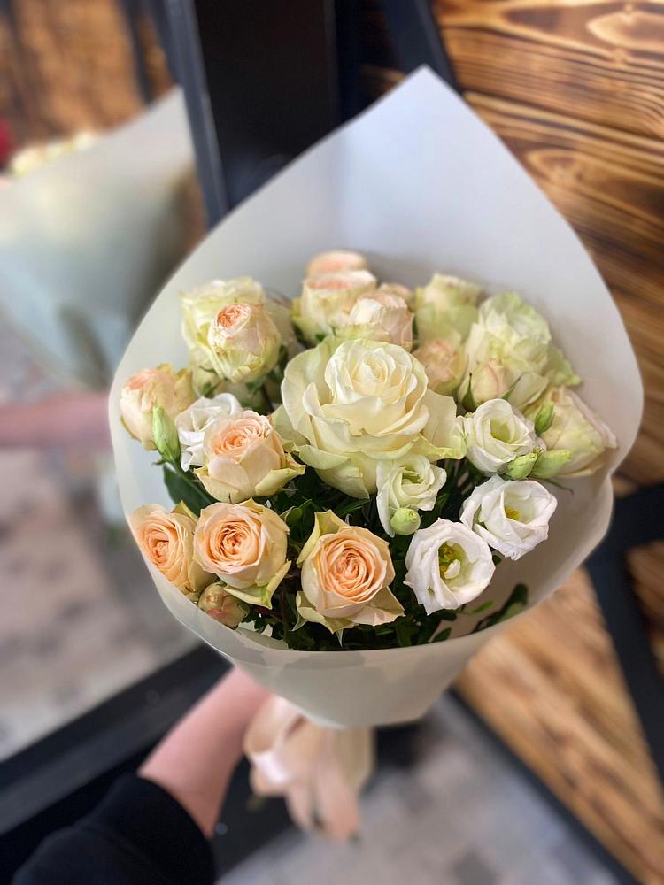 Букет цветов из: Розы и Лизиантусы в Медведь